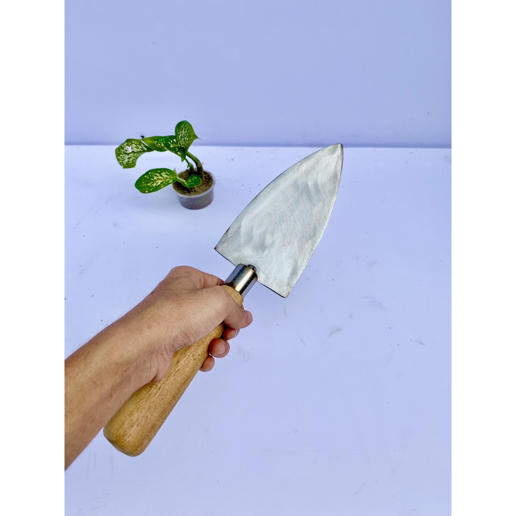 Bay Huế xây tô được rèn thủ công bằng thép nguyên chiếc bay chiếc lá