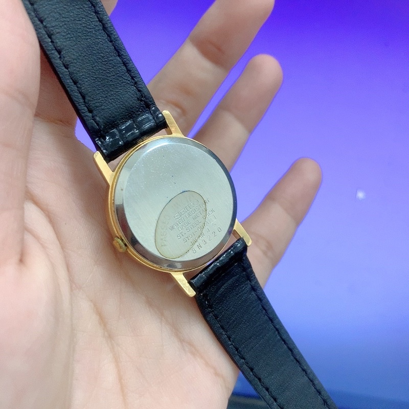 Đồng hồ nữ si hiệu Seiko, mặt vân caro độc đáo, mặt tròn dây da đen