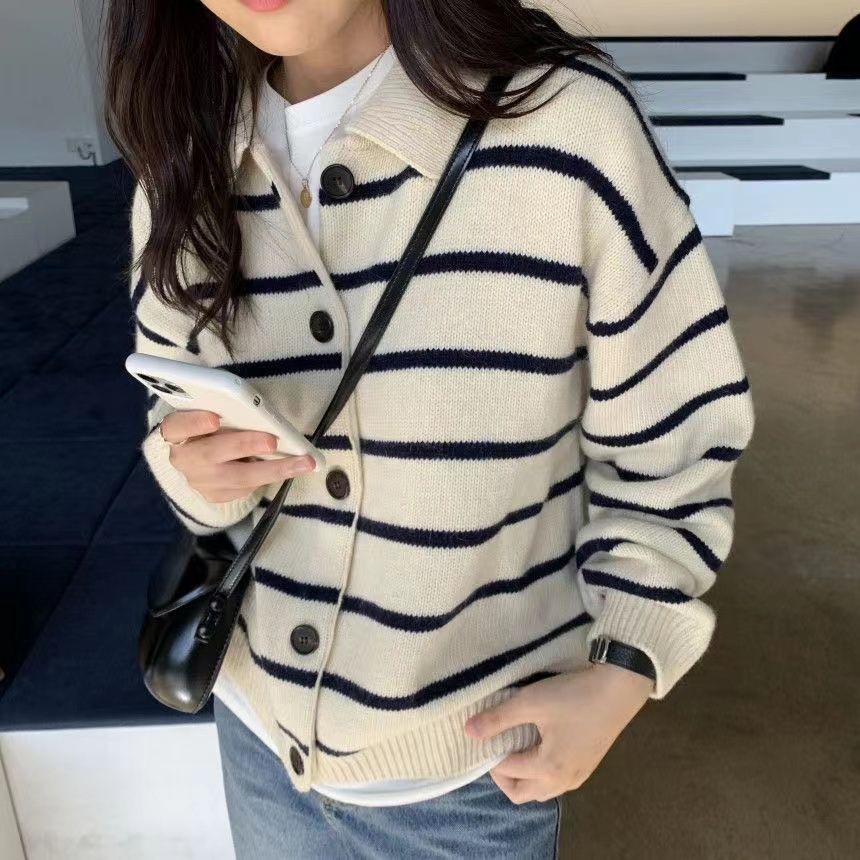 áo len nữ form rộng tăm cộc tay trễ vai mỏng cổ lọ áo khoác carigan thom browne local brand ngắn tay dày hàn quốc dài tay sát nách Áo Khoác Cardigan Dệt Kim Cổ Bẻ Dáng Rộng Kẻ Sọc Kiểu Retro Phương Tây Thời Trang Thu Đông 2022 Cho Nữ