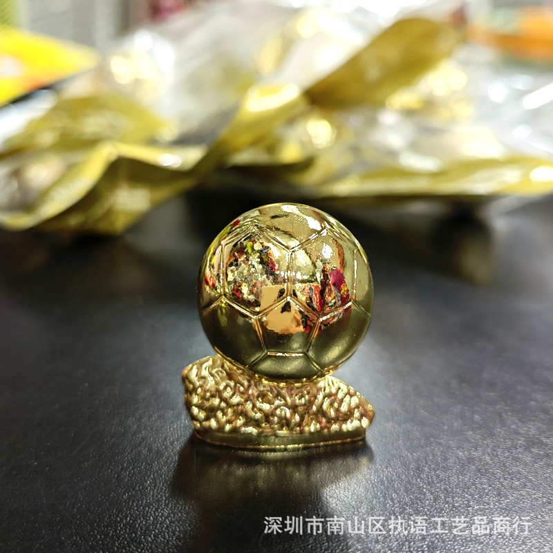 Quạt Mini Bằng Kim Loại Màu Vàng Hình Đôi Giày Thể Thao Bóng Đá Trang Trí