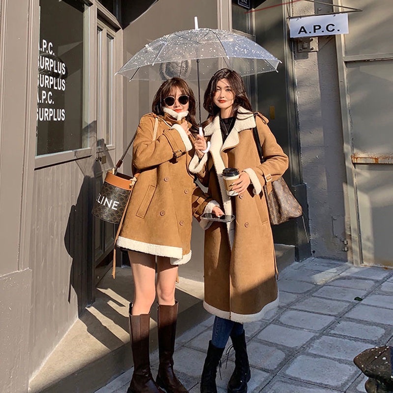 Áo khoác da lộn màu nâu dáng dài lót lông siêu ấm phong cách Hàn quốc