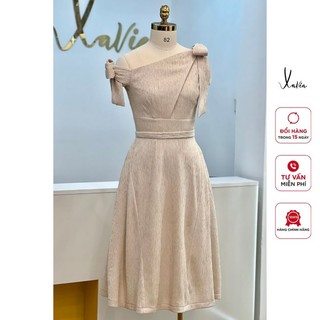 Đầm nữ 𝐗𝐀𝐕𝐈𝐀 nơ vai lệch dáng xòe có túi chất Gấm cao cấp DL00006