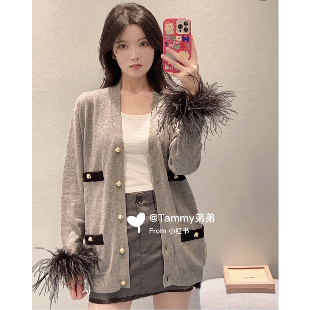 Áo khoác len cardigan trang trí lông ở tay áo thời trang cao cấp Miu Miu phong cách trẻ trung, sang chảnh