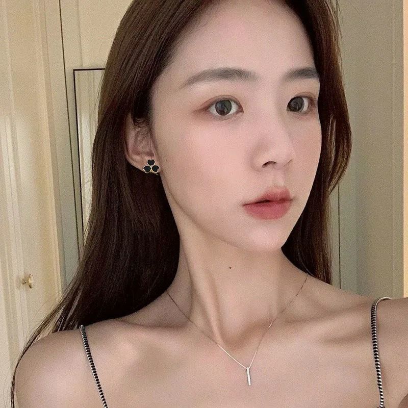 Khuyên tai ZenO cỏ ba lá, hoa tai titan độc đáo mang lại nhiều may mắn.