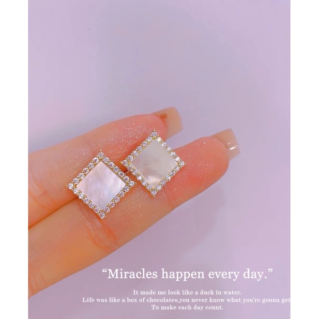 bông tai hình vuông đính đá trắng xinh xắn