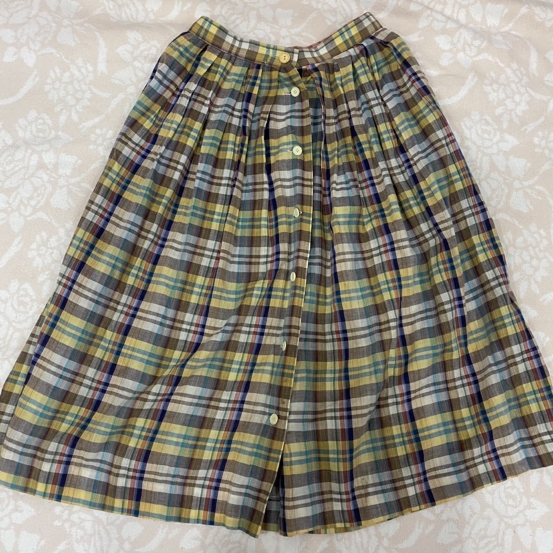 Áo trắng phối chân váy