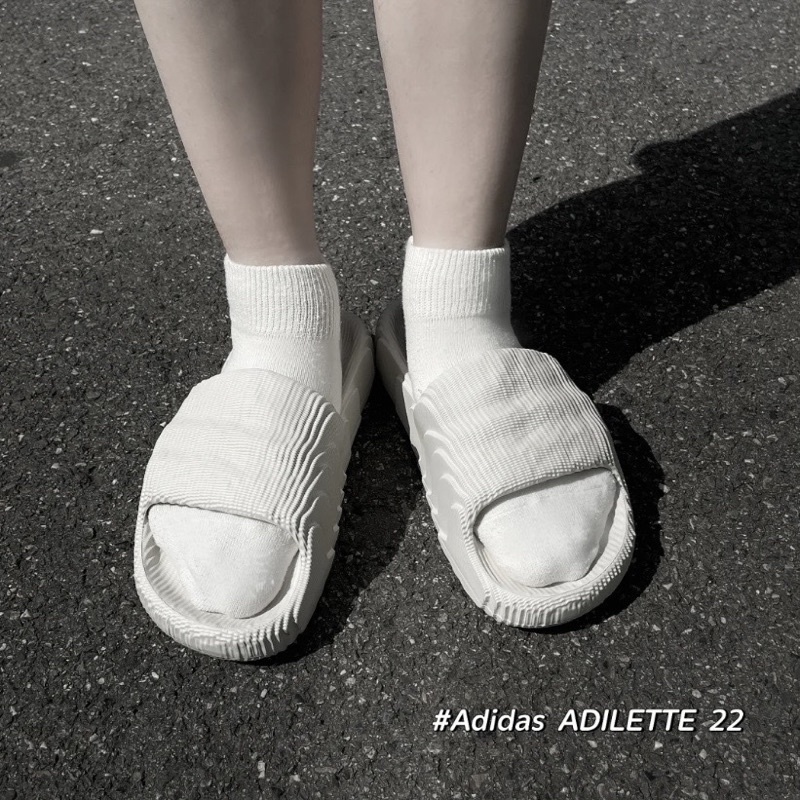 Dép quai ngang adidas Adilette 22 ' Aluminium Grey ' màu Xám Trắng  | PiuPiu Authentic