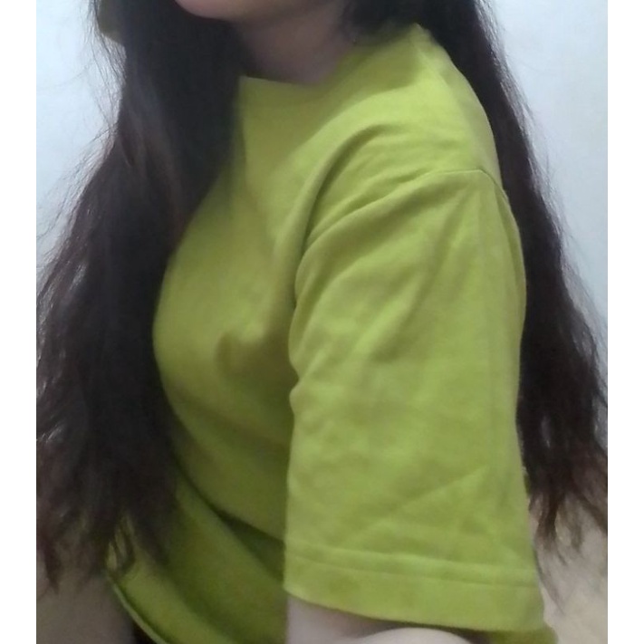 áo thun màu xanh lá cây