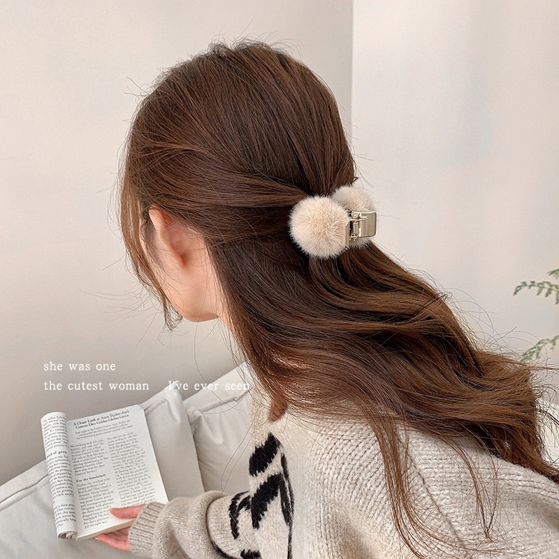 Kẹp tóc kim loại đính lông hàng cao cấp.