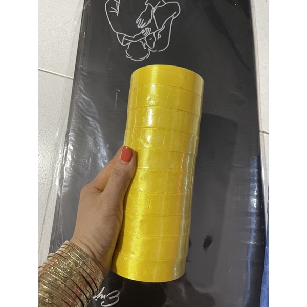 1 cuộn ruy băng bản 2cm. dùng trang trí. làm nơ