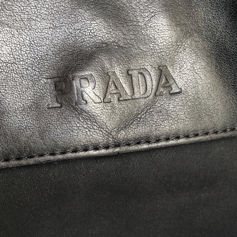 Túi chuẩn si. Túi qua sử dụng. Khách vui lòng xem hình nếu muốn biết thêm thông tin sản phẩm mời khách vô chat . Thanks.