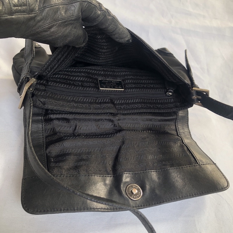 Túi chuẩn si. Túi qua sử dụng. Khách vui lòng xem hình nếu muốn biết thêm thông tin sản phẩm mời khách vô chat . Thanks.