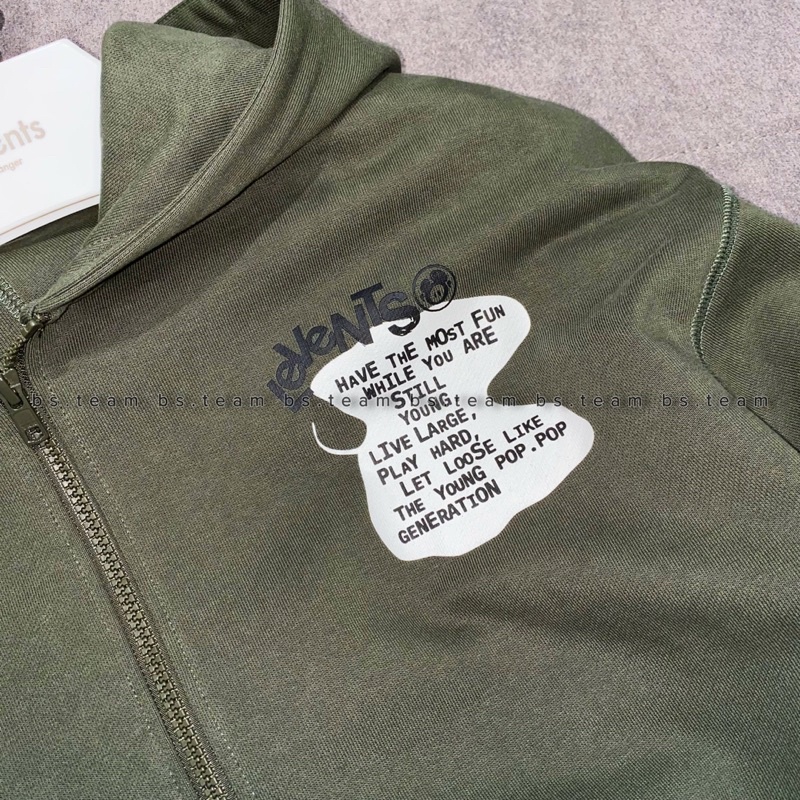 Áo hoodie zip 𝗪𝗢𝗥𝗗 𝗟𝗘𝗩𝗘𝗡𝗧𝗦 𝙘𝙤𝙡𝙡𝙖𝙗𝙤𝙧𝙖𝙩𝙚𝙨 𝗣𝗢𝗣𝗣𝗢𝗣 | LEVENTS® | POPPOP WORD HOODIE ZIP - hoodie levents