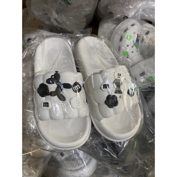 Dép bánh mì nữ quai ngang ô vuông gắn sticker lạc đà siêu êm hottrend