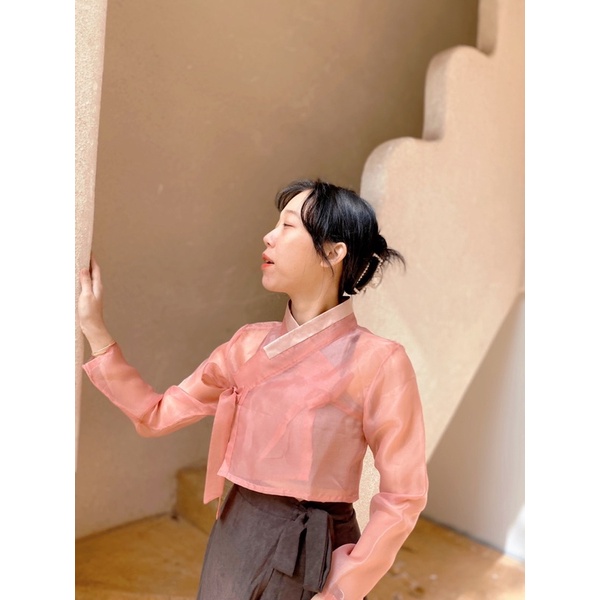 Áo Hanbok cách tân trong suốt màu hồng đất