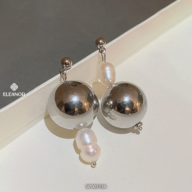 Bông tai nữ Eleanor Accessories bất đối xứng gắn ngọc nhân tạo phối bi phụ kiện trang sức độc đáo