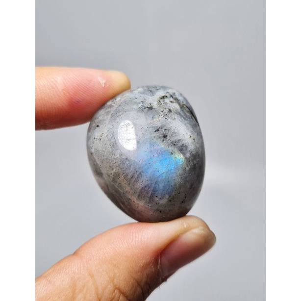Tumbled Labradorite mài bóng tự nhiên giúp hỗ trợ giảm stress, căng thẳng, giúp ngủ ngon và tăng cường hệ xương khớp