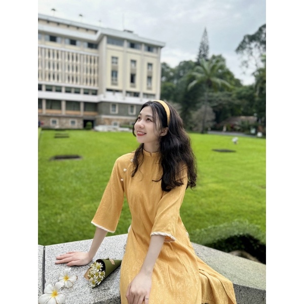 Áo dài gấm Thước Ngọc mềm mại mịn và mát rất sang trọng