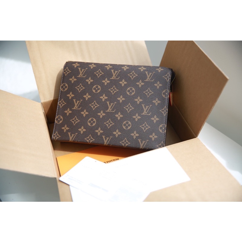Clutch L V pouch cầm tay  fullbox