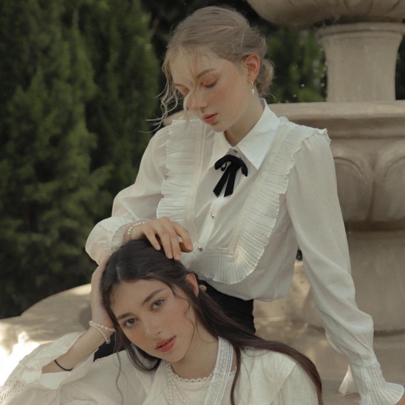 Áo sơmi bèo dài tay xếp ly phía trước có nơ nhung đen - Rosie Shirt