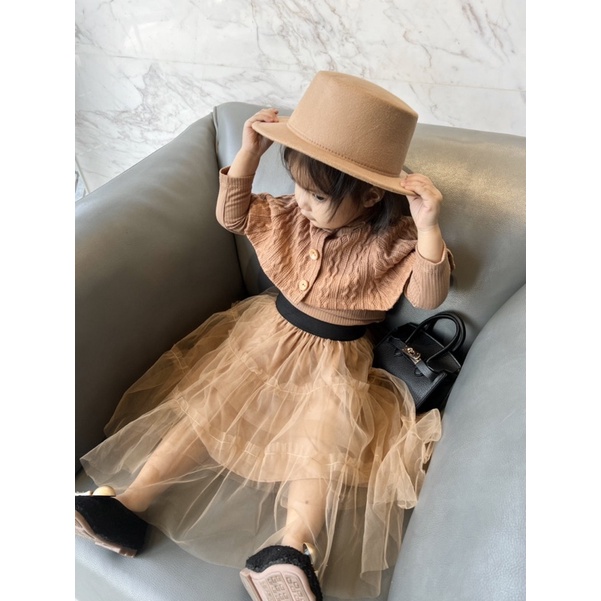 Áo len vặn thừng 2 chi tiết gồm 1 áo choàng và 1 áo len tăm mặc bên trong