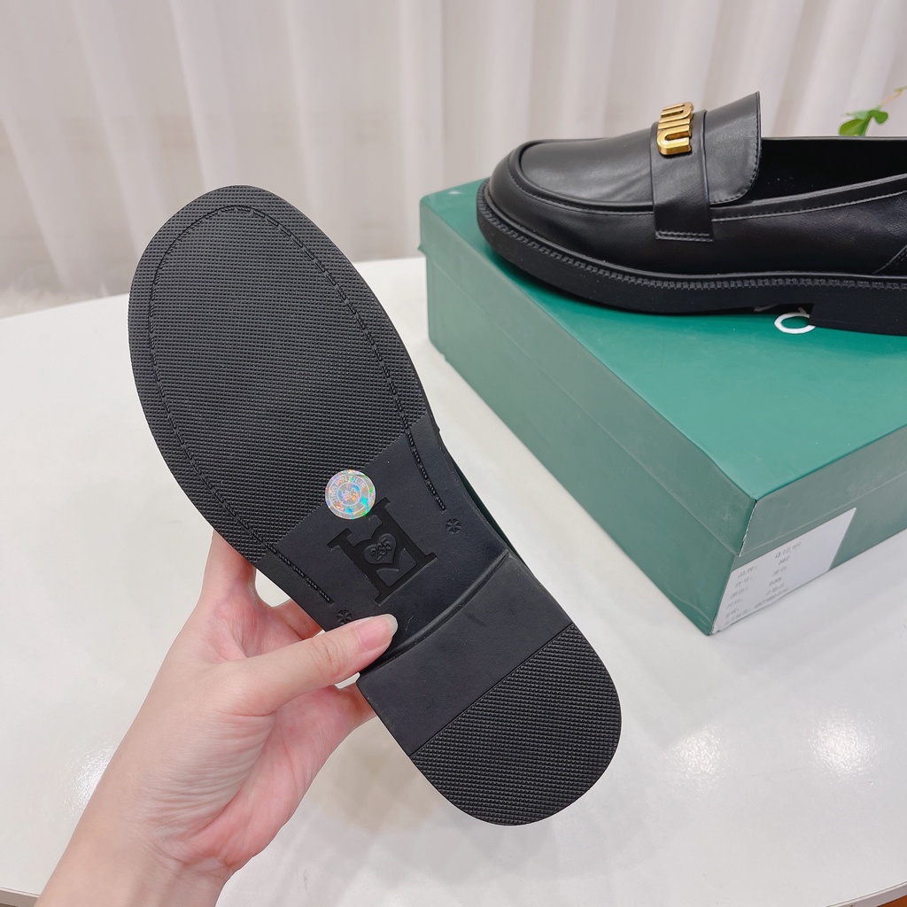Giầy moca da mềm khóa chữ miu vàng