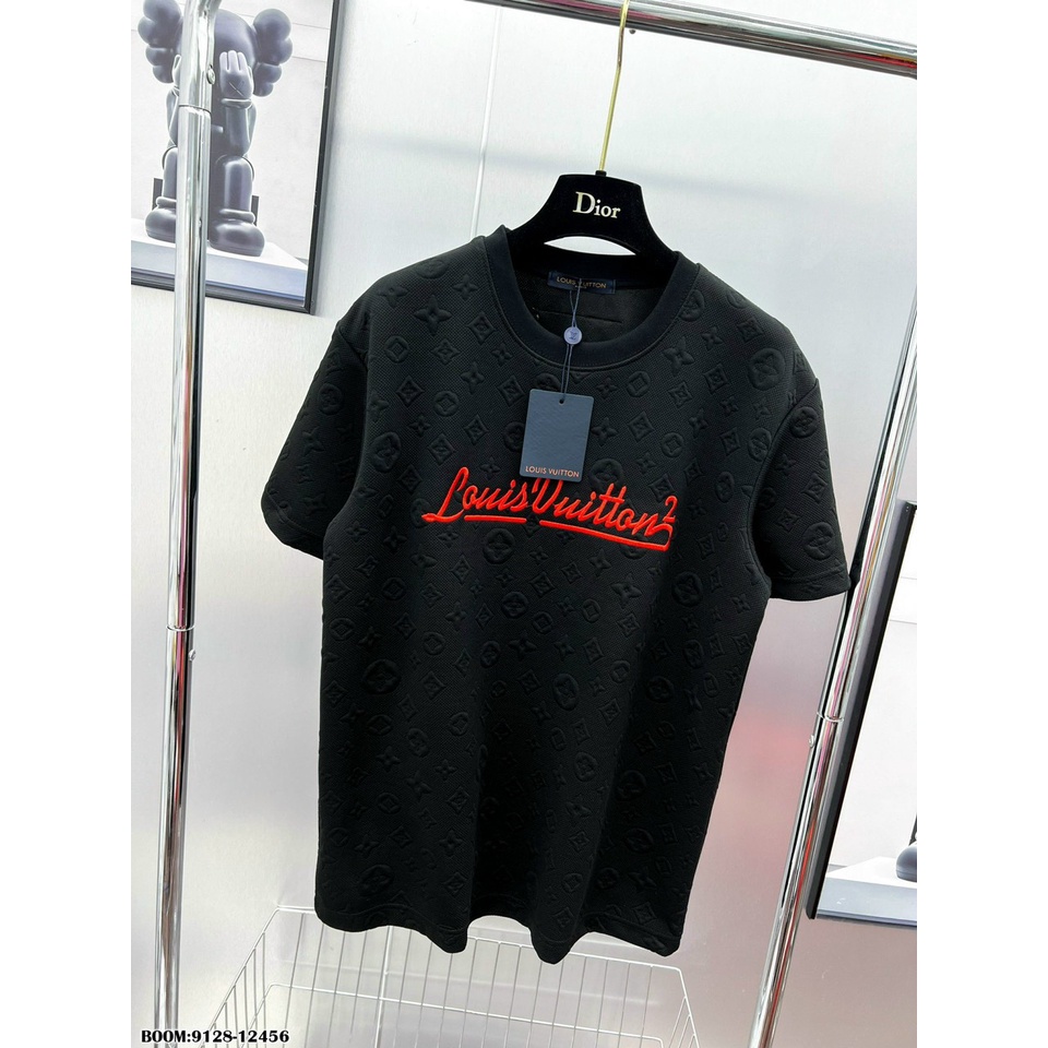Áo Phông Nam Thêu Chữ LV Đỏ Vân Dập Nổi Vải Mát Mịn - Áo Thun Nam Logo Vân Nổi Cực HOT