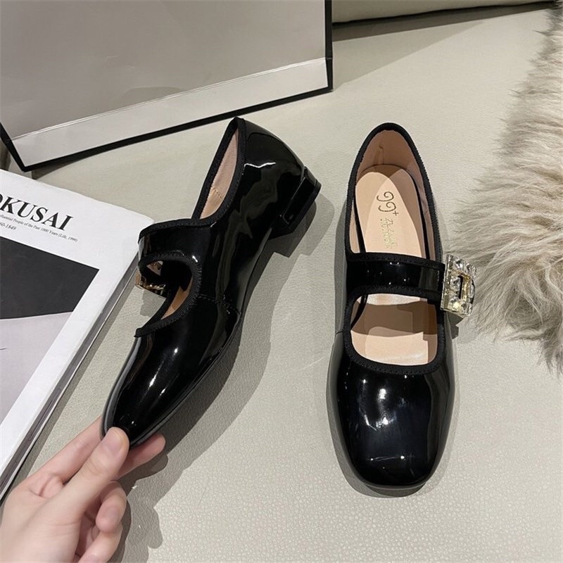 Giày bệt quai ngang khía đá mũi vuông da bóng êm chân