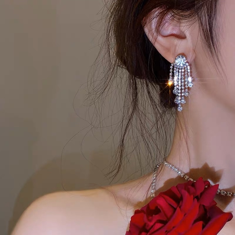 Khuyên tai xinh dự tiệc đính đá lấp lánh - Khanturban.vn