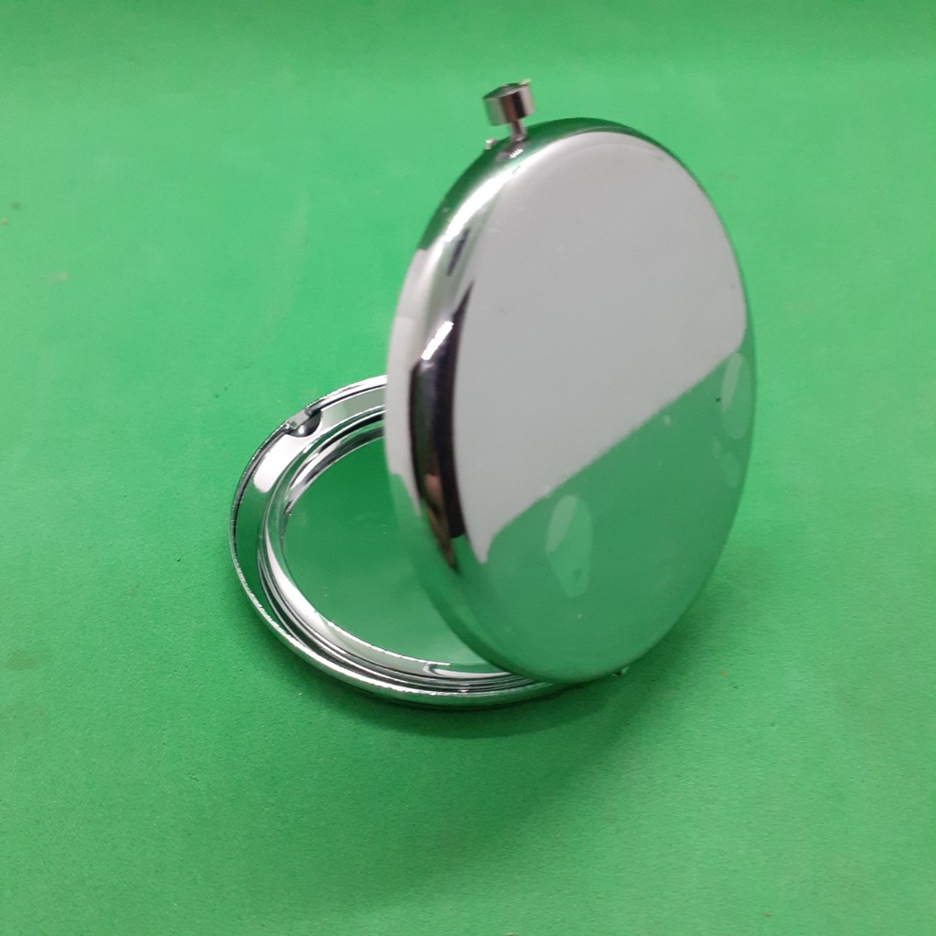 Gương gấp trang điểm chất lượng cao, sắc nét, gương phóng to 2 lần để quan sát từng chi tiết.