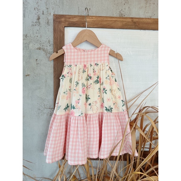 Đầm thiết kế cho bé Xô Muslin phối màu caro hồng