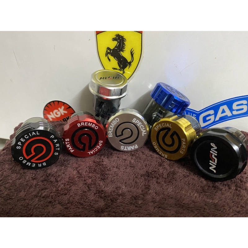 Bình dầu trong gắn xe máy và dây dẫn dầu