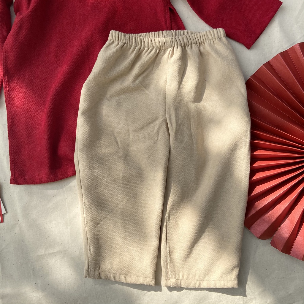 Áo dài cách tân đỏ phối nút cho bé trai xinh xắn dễ thương áo dài cho mẹ và bé trai