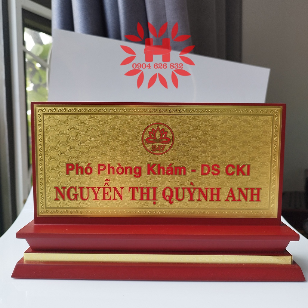 Biển chức danh để bàn, bảng tên để bàn gỗ đồng tam cấp