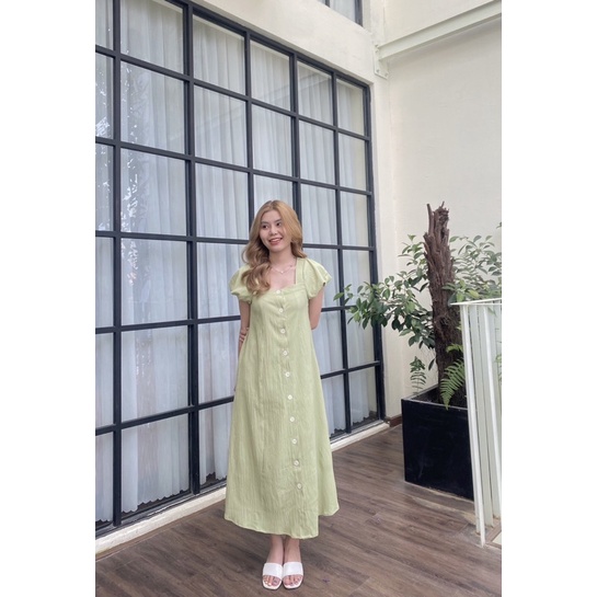 TAY BƯỚM - Đầm xanh bơ nhạt cổ vuông