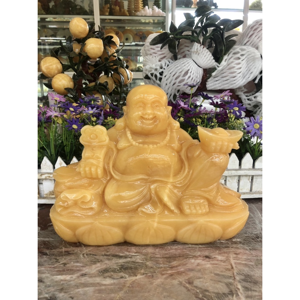 Tượng Phật Di Lặc ngồi đài sen tựa bao tiền cầm thỏi vàng và gậy như ý phong thủy đá ngọc hoàng long - Dài 30 cm