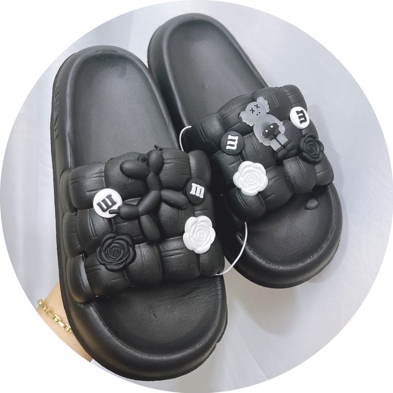 Dép bánh mì nữ quai ngang ô vuông gắn sticker lạc đà siêu êm hottrend