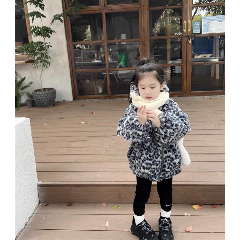 A974 - Áo khoác lông c.ừu hoạ tiết báo ghi bé gái