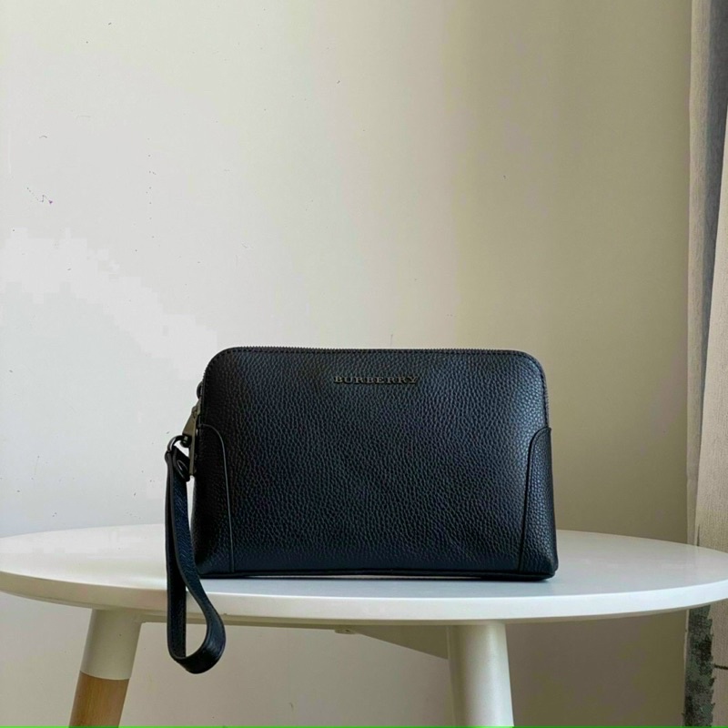 Clutch Burberry cầm tay da thật mềm đẹp, kèm móc tay tiện dụng
