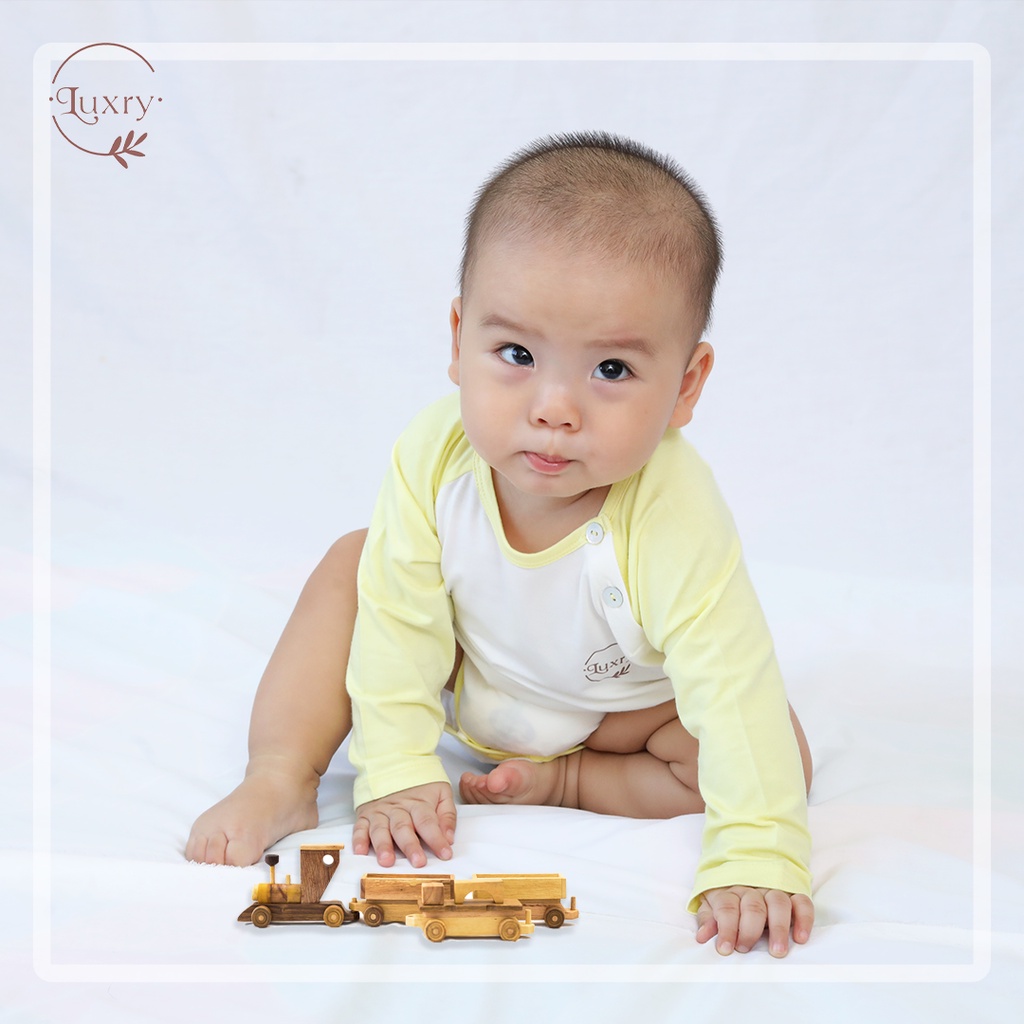 Body chip dài tay cài lệch phối màu với hình in siêu đáng yêu nhà Luxry cho bé sơ sinh đến 9 tháng