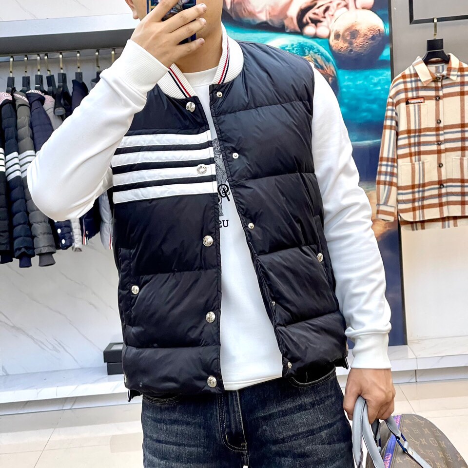 Áo vest cổ đứng nhỏ thiết kế màu tương phản của Thom Browne