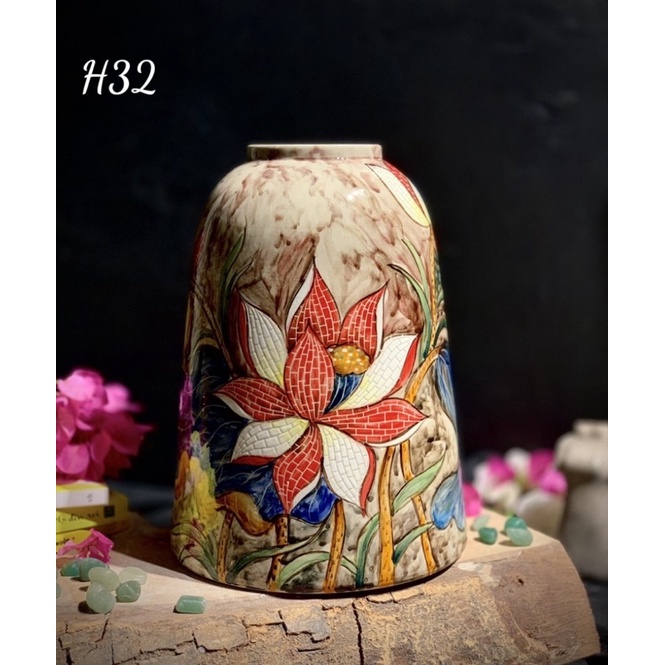 BÌNH CẮM HOA DÁNG CHUÔNG VẼ NGHỆ THUẬT .