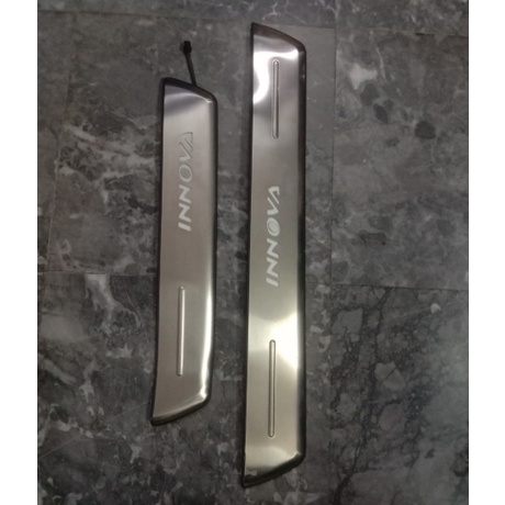 Nẹp bước chân có đèn Toyota Innova Chất liệu inox bền đẹp