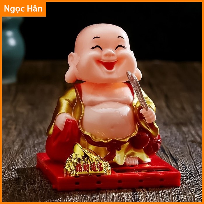 Tượng Phật Di Lặc Chú Tiểu Đầu Lắc Lư Tay Gõ Mõ Năng Lượng Mặt Trời Mang Lại Sung Túc Hạnh Phúc ngochanshop