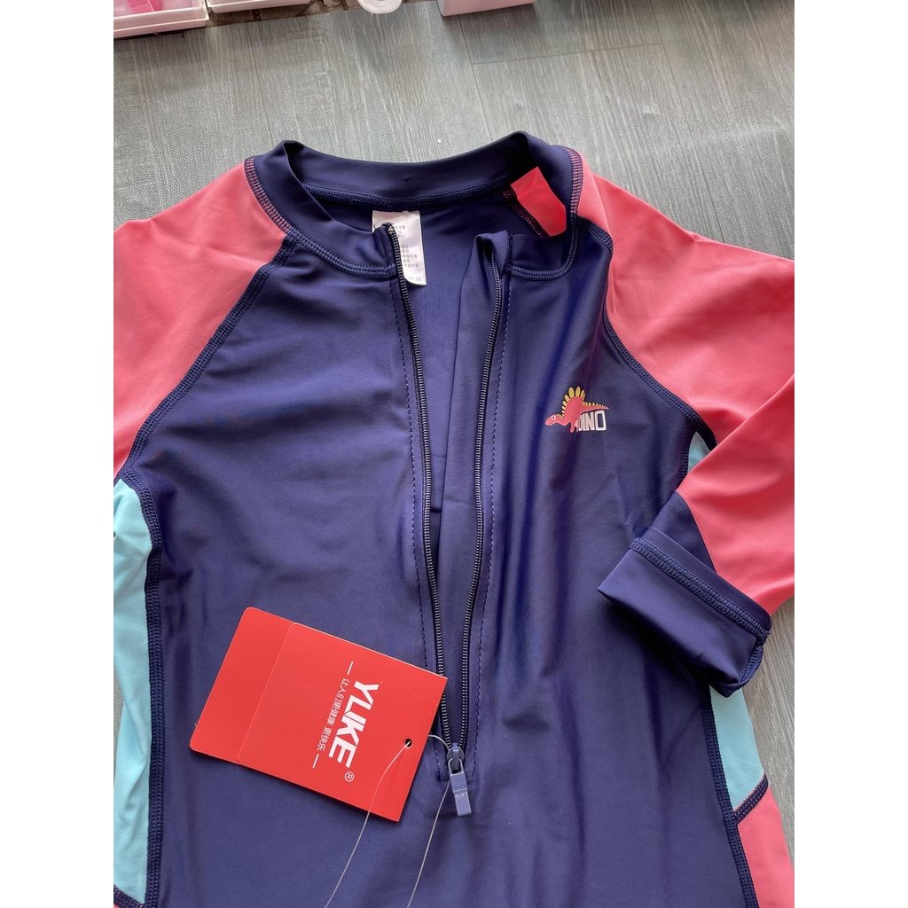 Bộ bơi bé gái dài liền, quần ngắn, màu than tay hồng YUKE 2189