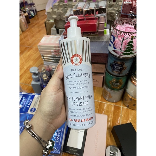 Sửa rửa mặt First Aid Beauty pure skin face cleanser