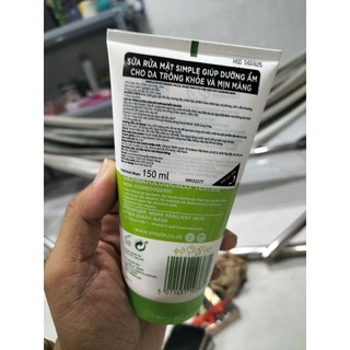 150ml Sữa rửa mặt simple dưỡng ẩm.