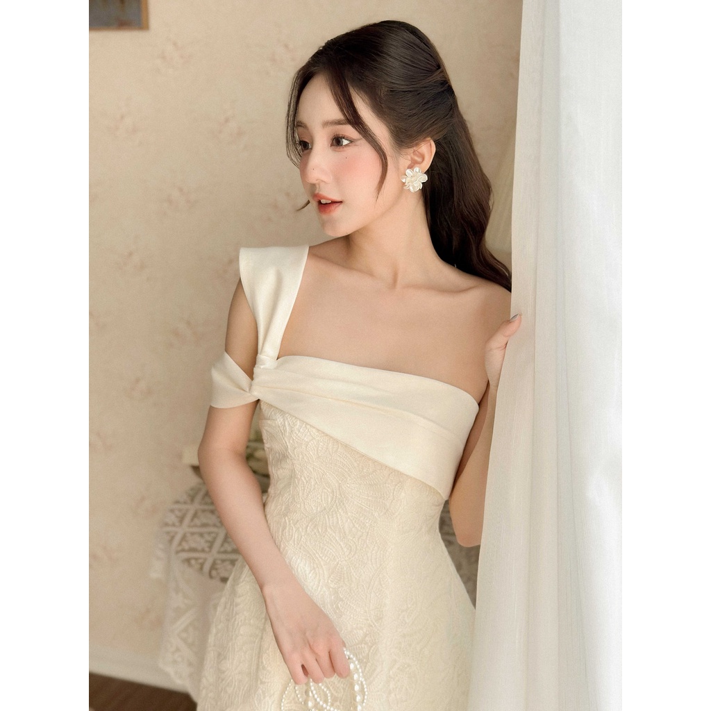 Daphneé - Váy taffeta đuôi cá lệch vai phối ren Catherine Dress