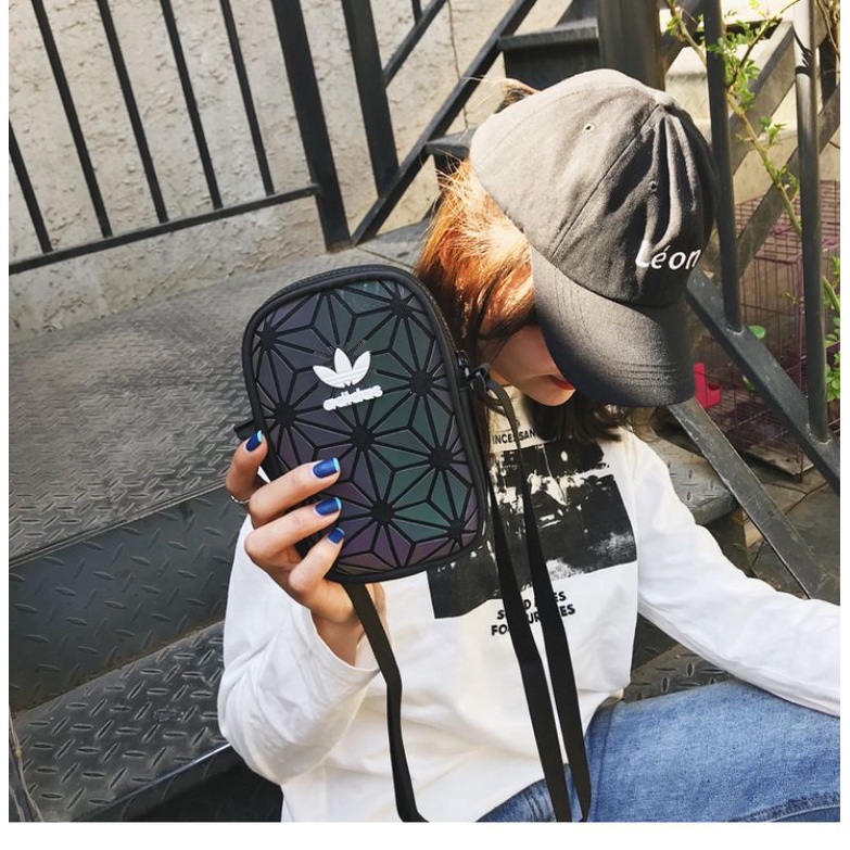 Túi Đeo Chéo Dập Nổi Logo 3D Mẫu I Hình