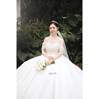 Hoa cưới cầm tay cô dâu